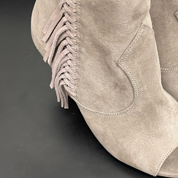 Cute suede bootie’s in size 6 med by Carlos Santana - Picture 1 of 11